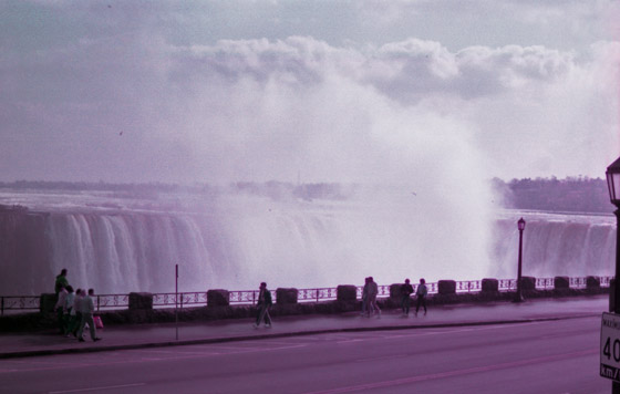 Canada (1986)-556-Niagara Falls-mit Kater und Gelnder 560