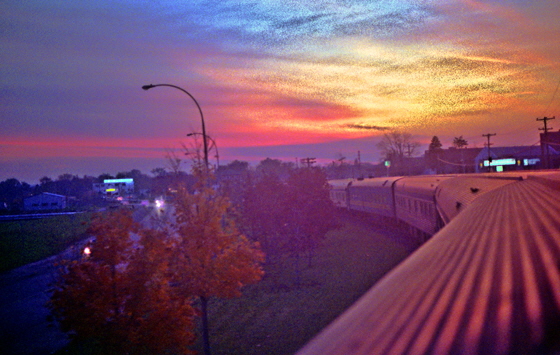 Canada (1986)-451-Ontario-Zug fhrt abends in einem Ort-sharpen-560