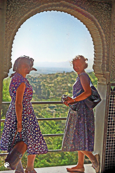 img016-Alhambrafenster-2 Frauen vom Bus pse7Makro-Colorized, denoise, pse7-H600