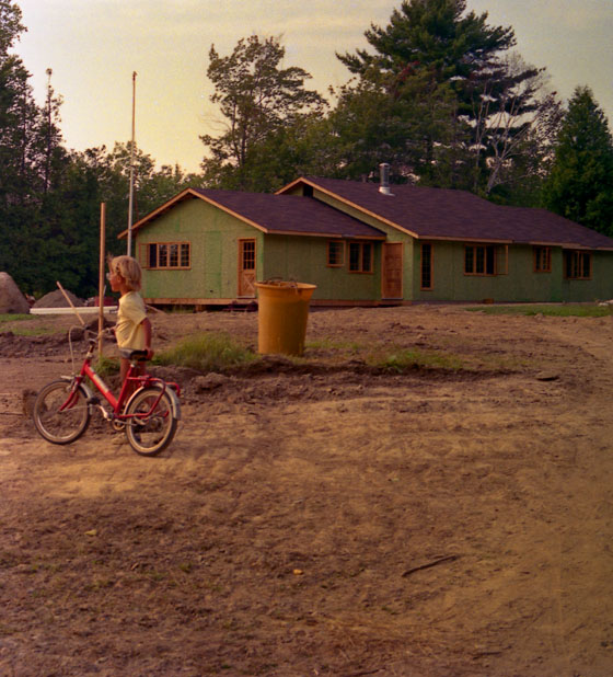 Canada (1986)-030-Eva mit Fahrrad + Wohnhaus-1-560