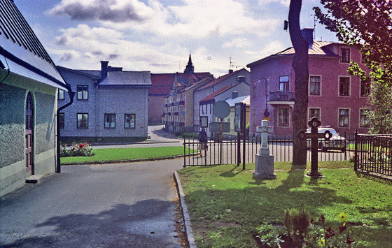 81-03-0021-Hudiksvall-SÃ¶dra Kyrkan+Friedhof, pse7, tele, intensiver Himmel, denoise,560