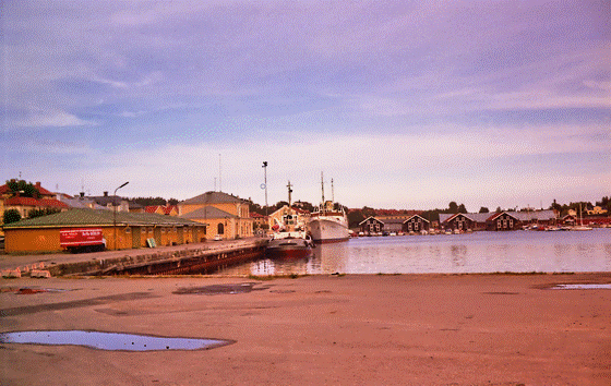 81-04-0017-Hudiksvall-Hafen-1, telezoom. aufgehellt, inpaint, denoise-560