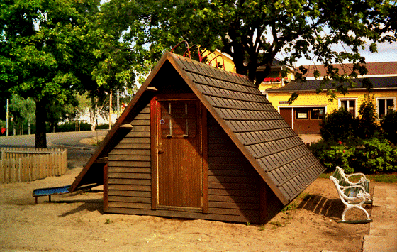 81-04-0037-Hudiksvall-Spielplatzhuschen, Struktur dkl,inpaint-560