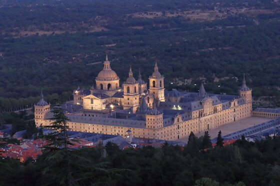 Monasterio_de_El_Escorial,_vista_nocturna-560