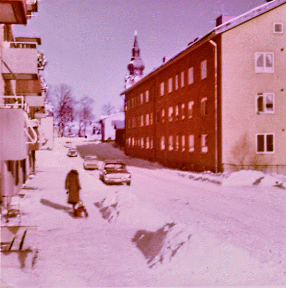 SÃ¶dra Kyrkogatan  im Schnee und Pulka, Makro, cc-gelb, hi-blau-2,inpaint-560