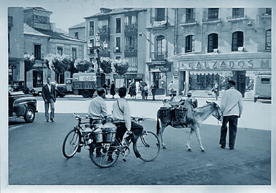 Szene mit Esel und Fahrrädern-2-sharpen, denoise, black&white, inpaint, color5, pse7-560