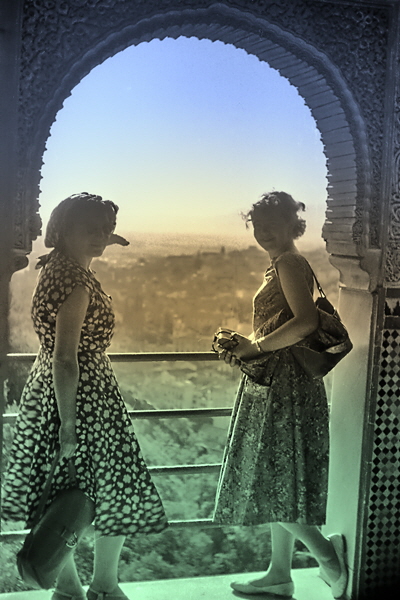 img016-Alhambrafenster-2 Frauen vom Bus, black&white, color5,denoise-H600