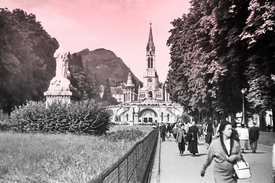 img076-Lourdes-Die Kirche, sharpen, denoise, inpaint, black&white, color5, pse7-560